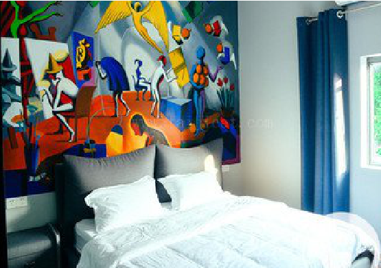  洛川对于酒店的墙体彩绘而言更注重哪些方面？